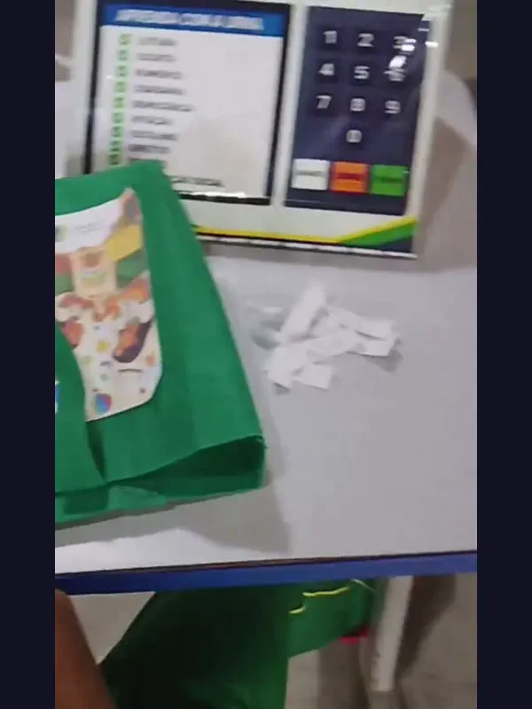 Materiais impressos do kit: Título de Eleitor, Cola Eleitoral e cartão de voto simulado